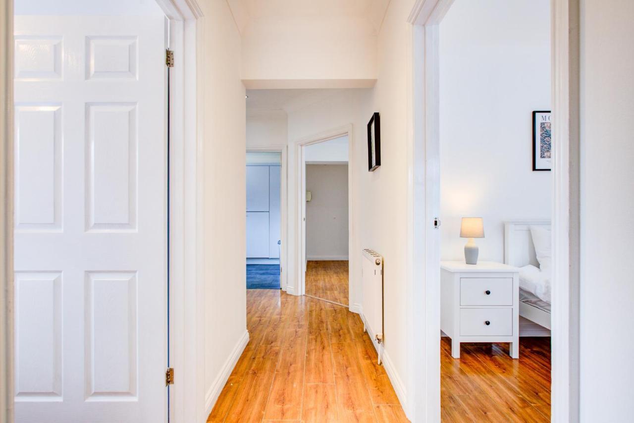 Stylish Two Bedroom Apartment With Free Parking! Romford Kültér fotó