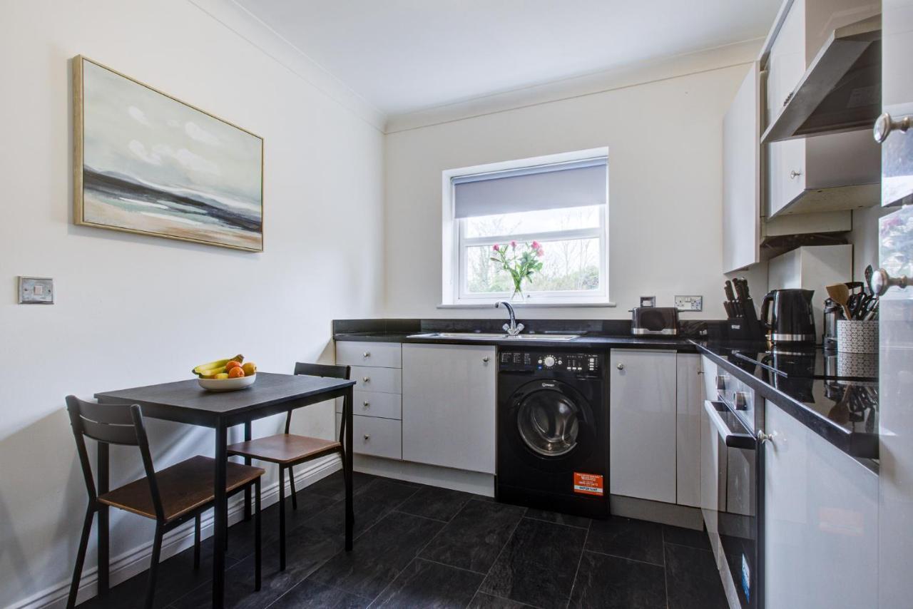 Stylish Two Bedroom Apartment With Free Parking! Romford Kültér fotó