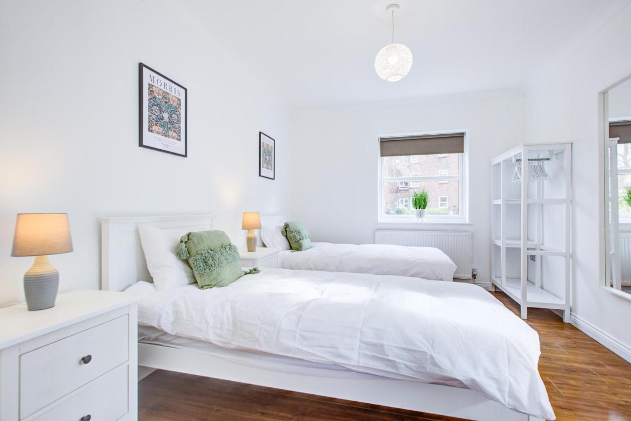 Stylish Two Bedroom Apartment With Free Parking! Romford Kültér fotó