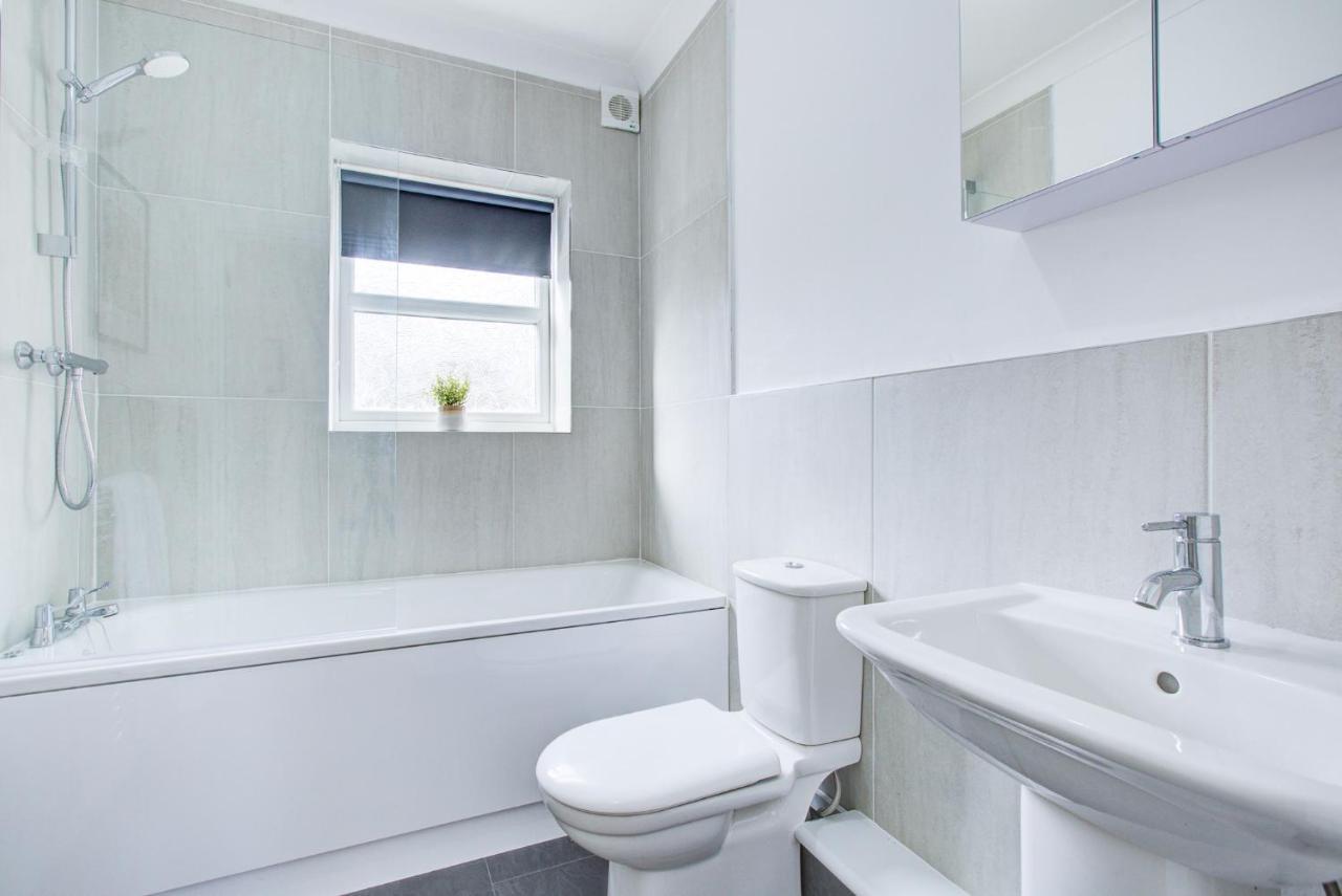 Stylish Two Bedroom Apartment With Free Parking! Romford Kültér fotó