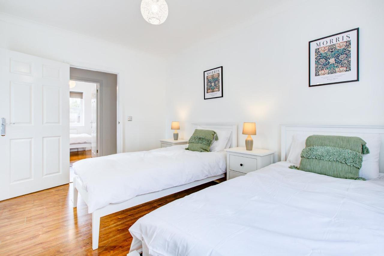 Stylish Two Bedroom Apartment With Free Parking! Romford Kültér fotó