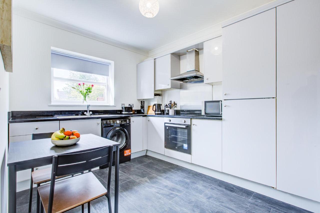 Stylish Two Bedroom Apartment With Free Parking! Romford Kültér fotó