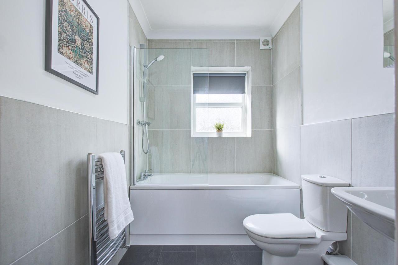 Stylish Two Bedroom Apartment With Free Parking! Romford Kültér fotó