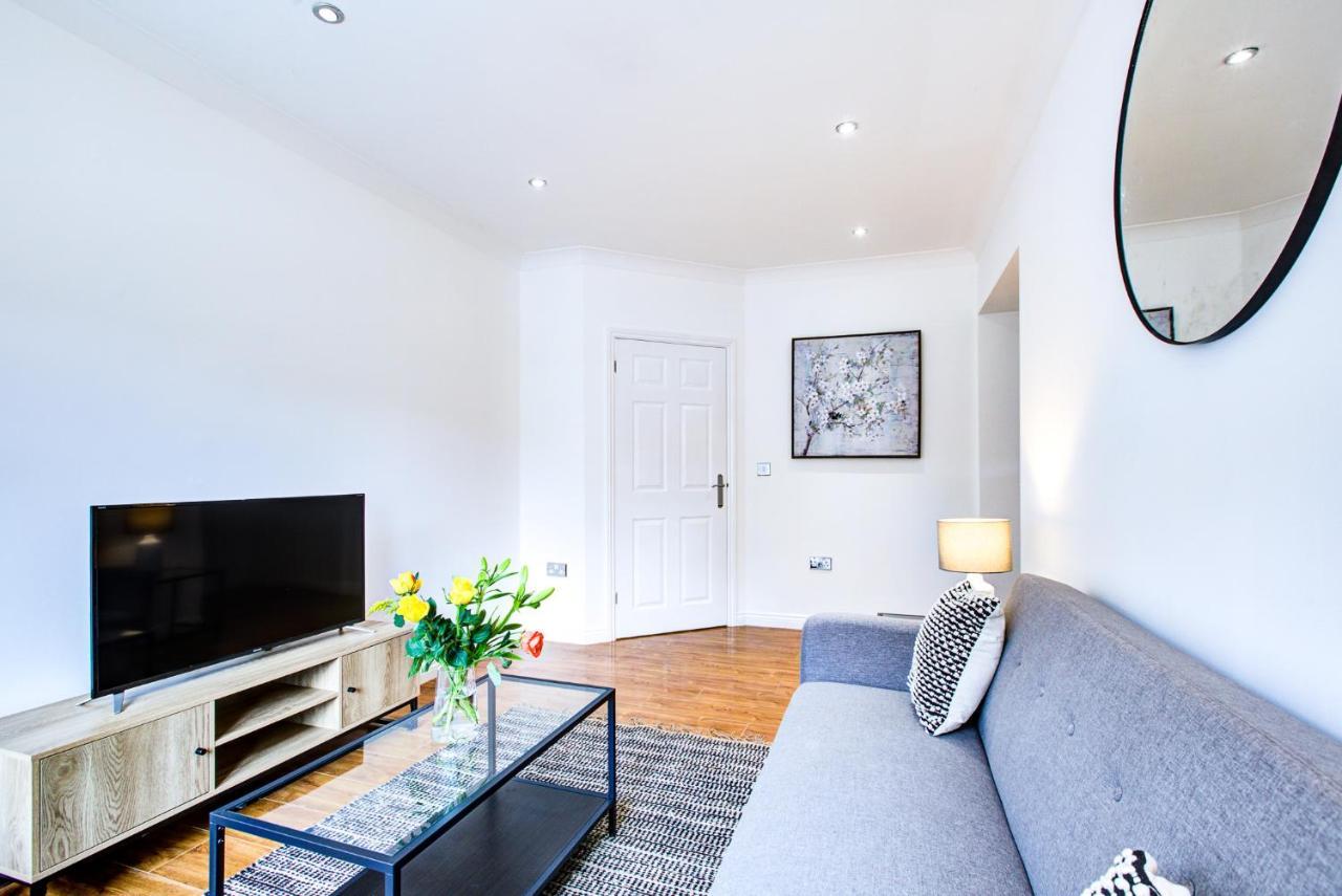Stylish Two Bedroom Apartment With Free Parking! Romford Kültér fotó